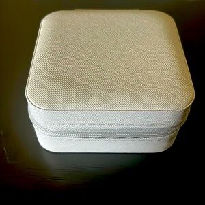 Portable jewelry box (faux leather)